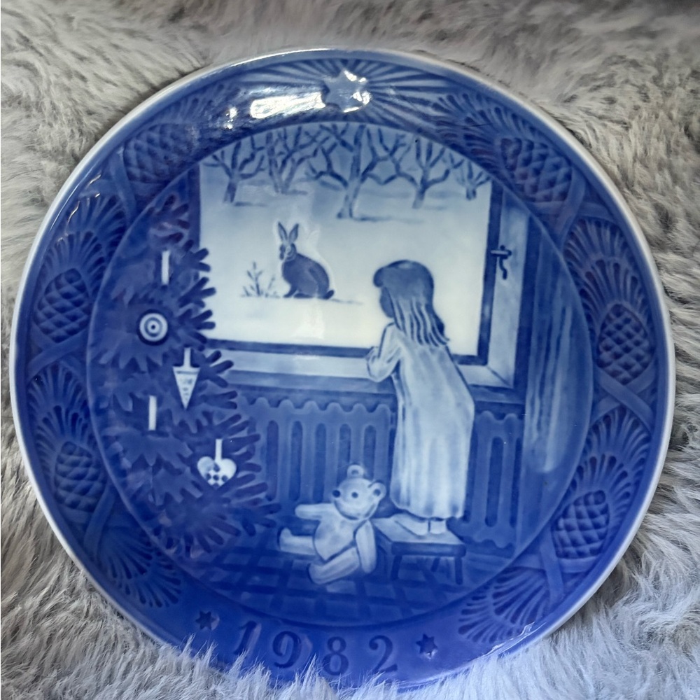 Royal Copenhagen porcelain plate Vintage 1982 “Waiting for Christmas “